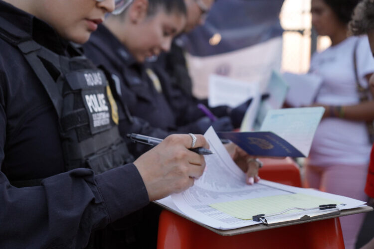 Agentes de la Oficina de Aduanas y Protección Fronteriza de Estados Unidos (CBP), en una fotografía de archivo. EFE/César Contreras