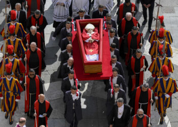 Casi 20.000 personas han pasado ante el féretro del papa en su primer día en la basílica