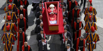 Casi 20.000 personas han pasado ante el féretro del papa en su primer día en la basílica