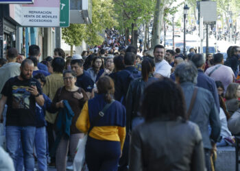 Y ahora, ¿cómo volvemos? Riadas de gente se echan a la calle en Madrid para volver a casa