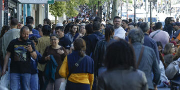 Y ahora, ¿cómo volvemos? Riadas de gente se echan a la calle en Madrid para volver a casa