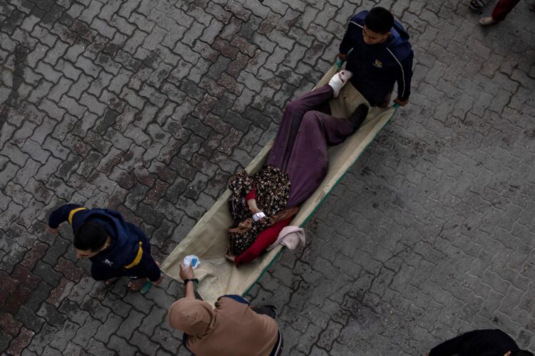 Imagen del 3 de abril de 2025 de una palestina herida por un ataque israelí en Gaza. EFE/EPA/HAITHAM IMAD