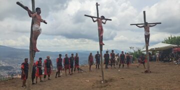 Exitoso Viacrucis Viviente de San Genaro hacia la montaña