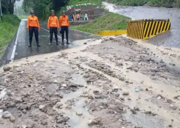Obstruido el paso por la Bajada del Río por las lluvias