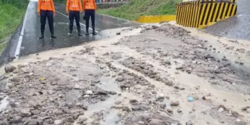 Obstruido el paso por la Bajada del Río por las lluvias