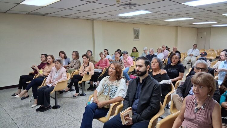 Ateneo de Valera celebró el Día del Libro con recital poético y el bautizo del libro de Aleida Núñez