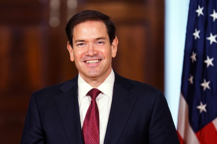 El secretario de Estado de Estados Unidos, Marco Rubio, anunció este miércoles una nueva política para restringir la emisión de visados a funcionarios extranjeros que, según afirmó, incurran en actos de censura contra ciudadanos estadounidenses o redes sociales con sede en el país. EFE/EPA/WILL OLIVER