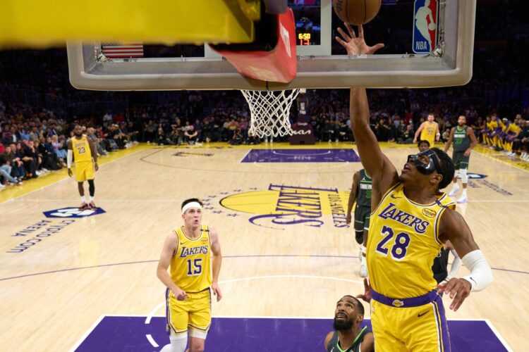 Rui Hachimura (d) de Los Angeles Lakers encesta durante la primera mitad del quinto partido de la primera ronda de los playoffs de la NBA entre los Minnesota Timberwolves y Los Angeles Lakers en Los Ángeles, California, EE.UU. EFE/EPA/ALLISON DINNER