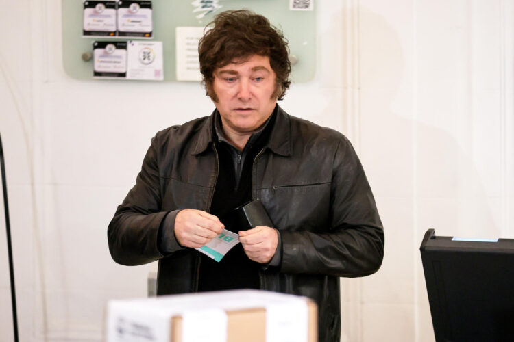 El presidente de Argentina, Javier Milei, vota en las elecciones legislativas 2025 este domingo, en Buenos Aires (Argentina). EFE/ Juan Ignacio Roncoroni