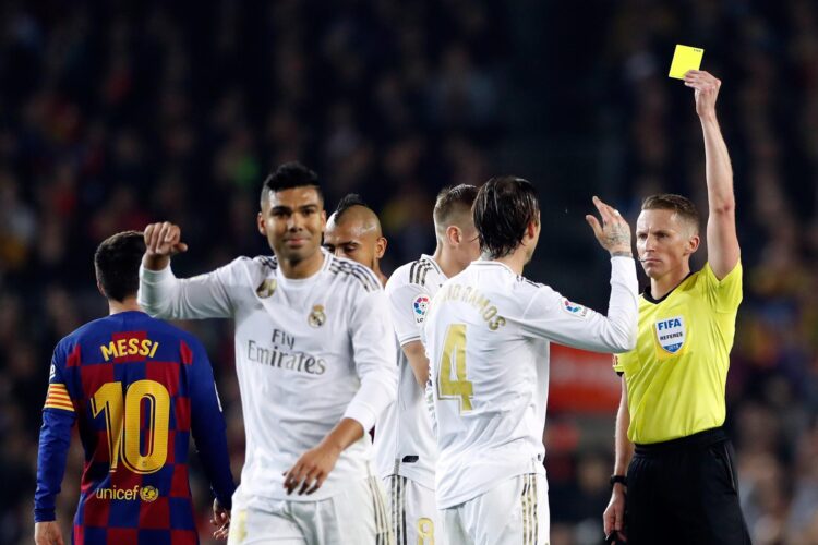 Fotografía de Alberto Estévez en la que se ve al árbitro Alejandro Hernández Hernández dirigiendo un clásico entre el Barcelona y el Real Madrid disputado en diciembre de 2019.