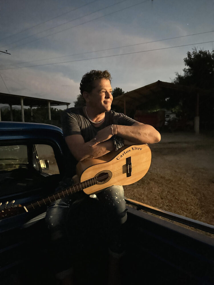Fotografía cedida por Nevarez Communications del cantante colombiano Carlos Vives, quien lanzó este viernes 16 de mayo de 2025 la edición 'Deluxe' de su álbum 'Escalona: nunca se había grabado así', que fue reconocido en 2023 con el Latin Grammy a Mejor Álbum de Cumbia/Vallenato, y acompañado de dos temas nuevos. EFE/ Nevarez Communications