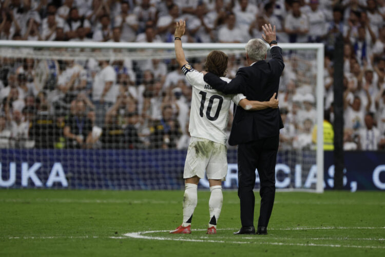 El entrenador del Real Madrid, Carlo Ancelotti (d), y el centrocampista croata Luka Modric (i) reciben un homenaje tras su último partido en el Santiago Bernabéu al término del encuentro de la jornada 38 de LaLiga EA Sports entre Real Madrid y Real Sociedad celebrado este sábado en el estadio Santiago Bernabéu de Madrid. EFE/ J.J.Guillén