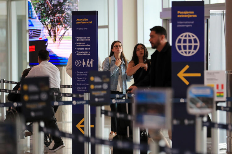 Personas caminan en los pasillos del Aeropuerto Internacional Mariscal Sucre de Quito (Ecuador) este lunes, el día en que el Gobierno de Ecuador comenzó exigir el certificado de vacunación contra la fiebre amarilla a todos los viajeros procedentes de Bolivia, Brasil, Colombia y Perú. EFE/José Jácome