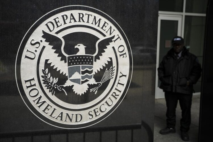Fotografía de archivo del logo del Departamento de Seguridad Nacional de EE.UU., en la sede del Servicio de Inmigración y Control de Aduanas (ICE), en Washington DC (EE.UU.). EFE/Graeme Sloan