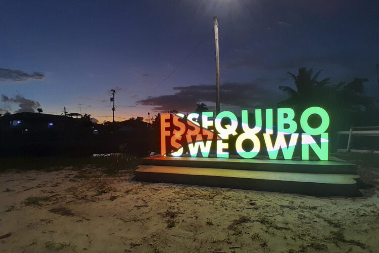 Fotografía de un letrero con el lema 'Esequibo es nuestro' en la orilla este del Esequibo. Miles de guyaneses que habitan en la frontera con Venezuela comparten sentimientos de miedo y patriotismo ante los planes del Gobierno de Nicolás Maduro de celebrar elecciones este domingo en la región en disputa del Esequibo, donde afirman querer vivir en paz. EFE/ Nazima Raghubir