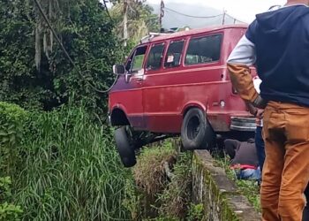 Buseta estuvo a punto de caer de un puente en Los Malabares de Boconó 