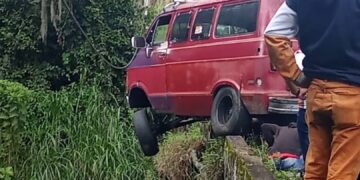 Buseta estuvo a punto de caer de un puente en Los Malabares de Boconó 