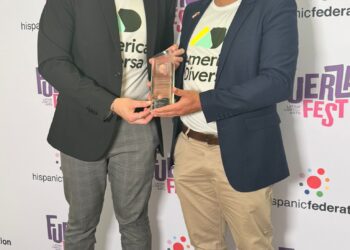 Boconés recibe reconocimiento por ayudar a los migrantes en USA 