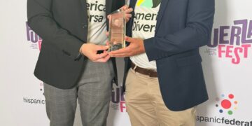 Boconés recibe reconocimiento por ayudar a los migrantes en USA 