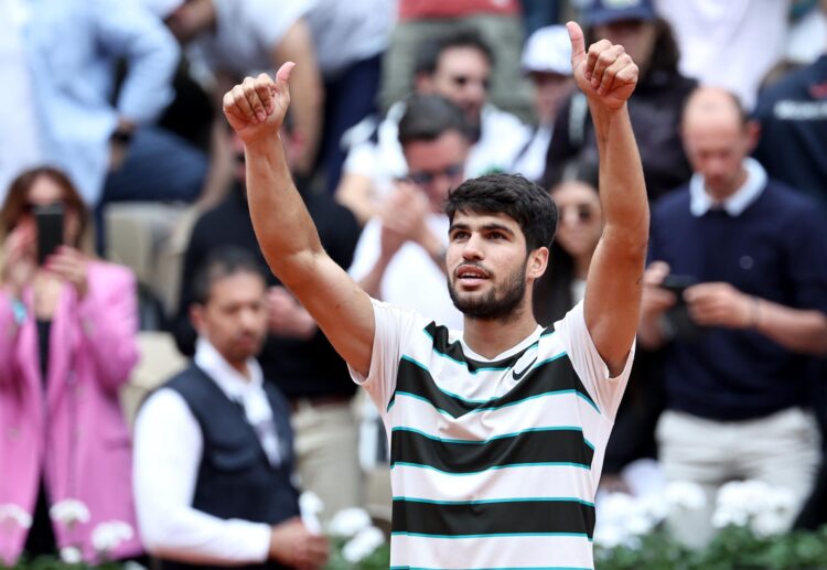 Carlos Alcaraz celebra su triunfo sobre el italiano Giulio Zeppieri, en la primera ronda de Roland Garros. EFE/EPA/CHRISTOPHE PETIT TESSON
```