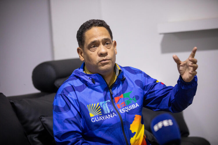 El candidato chavista Neil Villamizar habla este 24 de mayo de 2025, en Dalla Costa (Venezuela). EFE/ Rayner Peña R