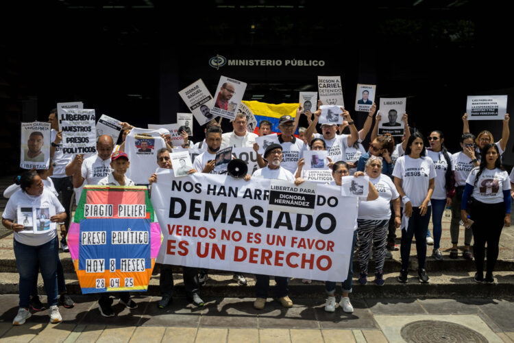 Fotografía de archivo de familiares de reos considerados presos políticos protestan frente a la sede del Ministerio Público para exigir respeto por los derechos de sus allegados, en Caracas (Venezuela). EFE/ Miguel Gutiérrez.