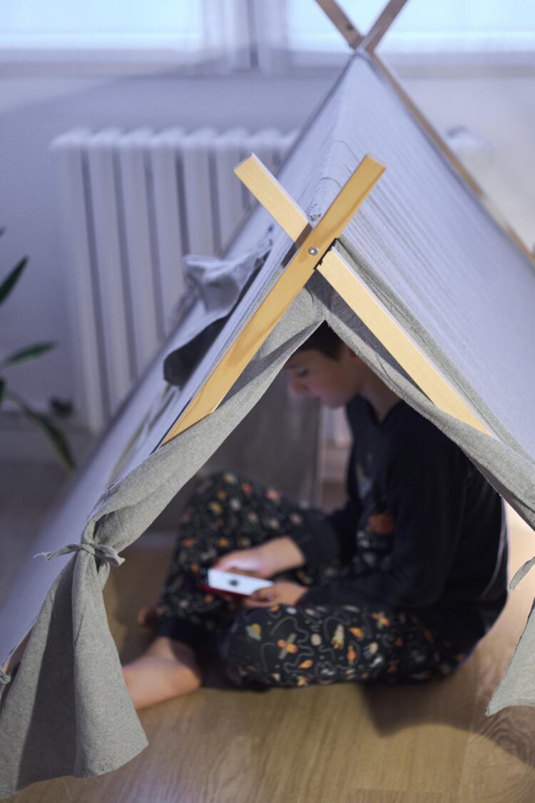 Imagen de archivo de un niño que mira el móvil en su habitación. EFE/ ADRIÁN RUIZ HIERRO