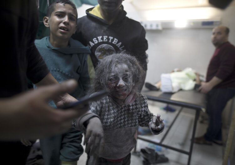 Una niña herida en los ataques aéreos israelíes sobre el sur de Gaza llega al Hospital Nasser en Khan Yunis, sur de la Franja de Gaza, el 07 de diciembre de 2023. EFE/EPA/HAITHAM IMAD