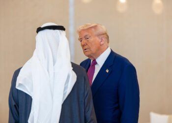 Trump regresa con «billones» en negocio de su gira al Golfo, pero con nudos diplomáticos