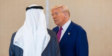 Trump regresa con «billones» en negocio de su gira al Golfo, pero con nudos diplomáticos