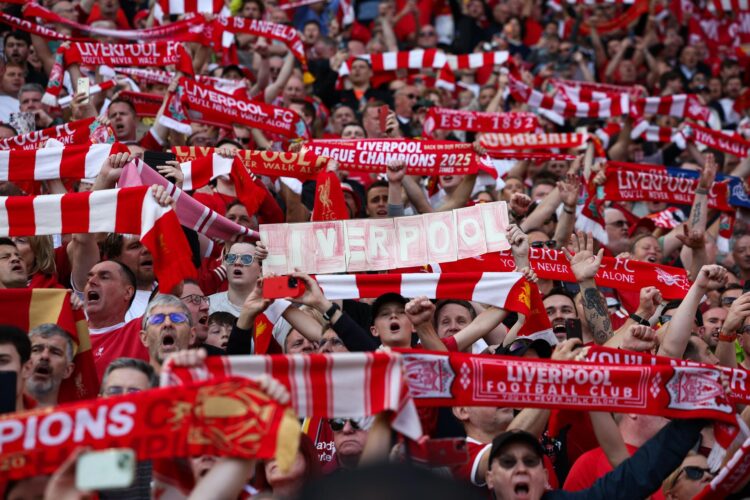 Aficionados del Liverpool ondean bufandas durante el partido de fútbol de la Premier League inglesa entre el Liverpool FC y el Tottenham Hotspur, en Liverpool, Gran Bretaña. EFE/EPA/ADAM VAUGHAN SOLO PARA USO EDITORIAL.