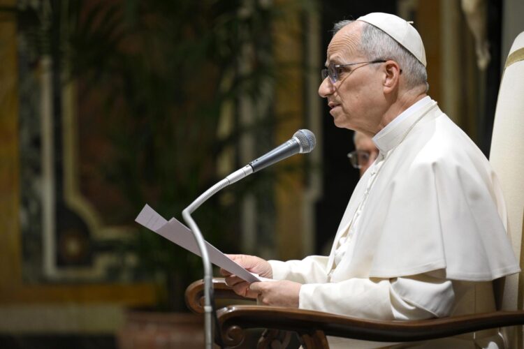 El papa León XIV se dirige a una audiencia con participantes y representantes de movimientos pacifistas, en la Ciudad del Vaticano, el 30 de mayo de 2025. El papa dio la bienvenida a más de 300 representantes de asociaciones y movimientos que asistieron a la 'Arena de la Paz' del año pasado. EFE/EPA/VATICAN MEDIA HANDOUT