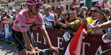 El mexicano Del Toro refuerza su liderato en una etapa que ganó Asgreen