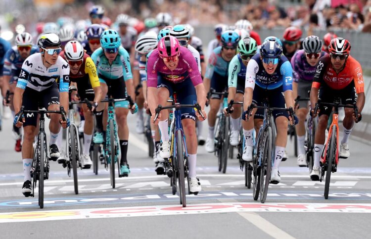 El ciclista danés Mads Pedersen (c) del equipo Lidl - Trek, gana el sprint de la tercera etapa del Giro de Italia, este domingo en Vlore (Albania). EFE/EPA/GEORGI LICOVSKI