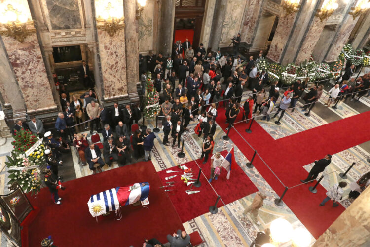 Personas asisten al velorio del expresidente José Mujica, este miércoles en el Palacio Legislativo de Montevideo (Uruguay). EFE/Raúl Martínez
