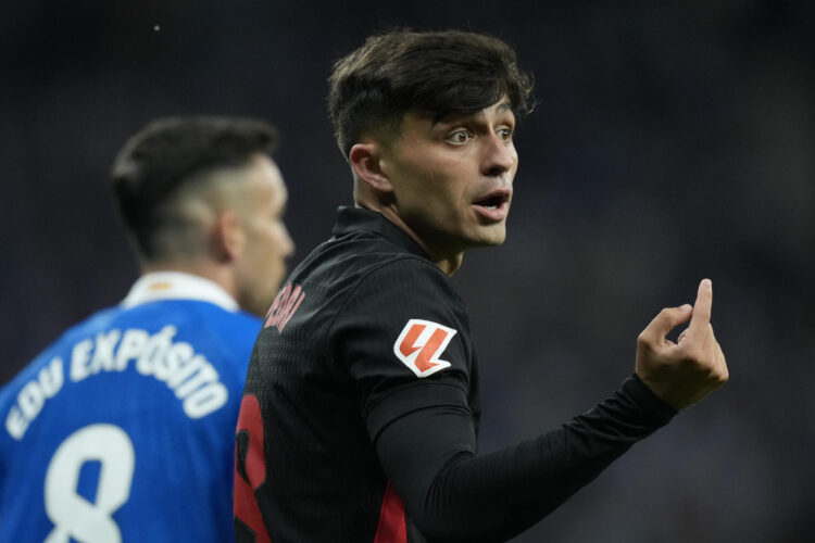 0-2. El Barcelona corona la Liga en el derbi