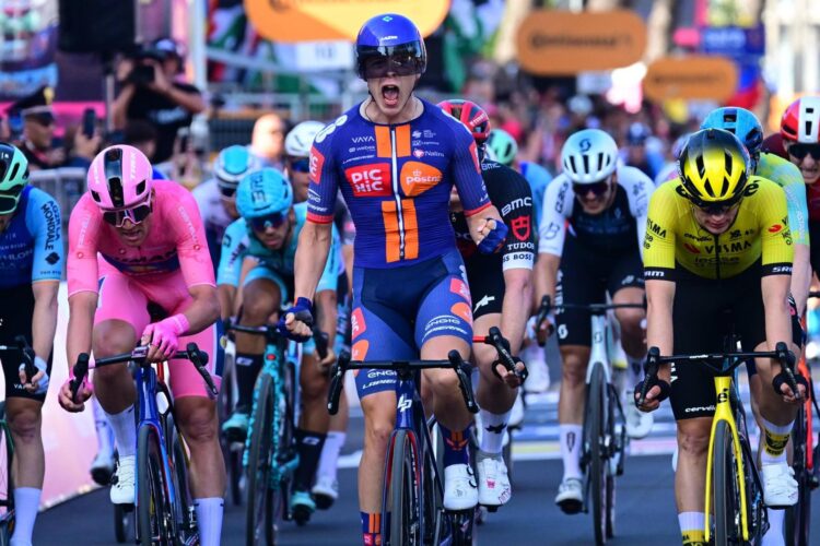 El neerlandés Casper Van Uden (Picnic PostNL) en la cuarta etapa del Giro de Italia, disputada entre Alberobello y Lecce, de 189 km. EFE/EPA/LUCA ZENNARO