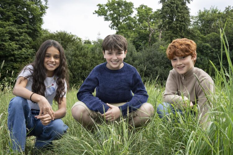 La plataforma HBO anunció este martes al elenco principal de su nueva serie basada en los libros del mago Harry Potter: Dominic McLaughlin interpretará a Harry Potter, Arabella Stanton dará vida a Hermione Granger y Alastair Stout encarnará a Ron Weasley. EFE/ Warner Bros. Discovery/