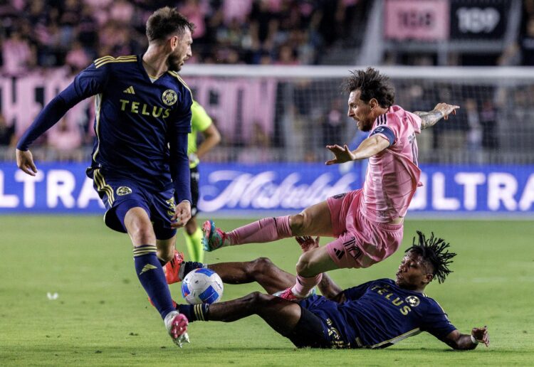 Lionel Messi es marcado por Edier Ocampo (d) y Tristan Blackmon durante el partido en el Chase Stadium en Fort Lauderdale. EFE/EPA/CRISTOBAL HERRERA-ULASHKEVICH