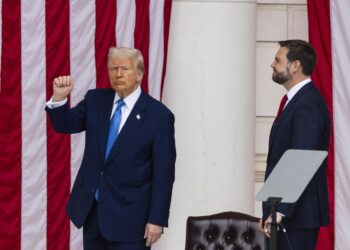 Trump advierte a Putin que «está jugando con fuego» al atacar a Ucrania