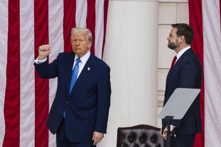 El presidente de Estados Unidos, Donald Trump (i), advirtió este martes a su homólogo ruso, Vladímir Putin, que "está jugando con fuego" al negarse a detener los ataques contra Ucrania. EFE/EPA/JIM LO SCALZO