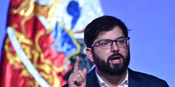 Boric interrumpe su agenda para supervisar la alerta por el terremoto y posible tsunami en Chile