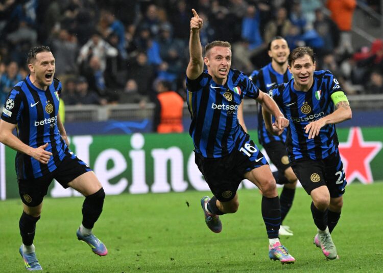 Davide Frattesi (c) de Inter celebra un gol durante el partido de vuelta de semifinales de la Liga de Campeones de la UEFA entre el Inter de Milán y el FC Barcelona, en Milán (Italia). EFE/EPA/ Daniel Dal Zennaro