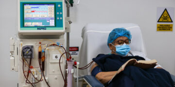 Crisis en clínicas de diálisis de Ecuador: la deuda estatal angustia a miles de pacientes