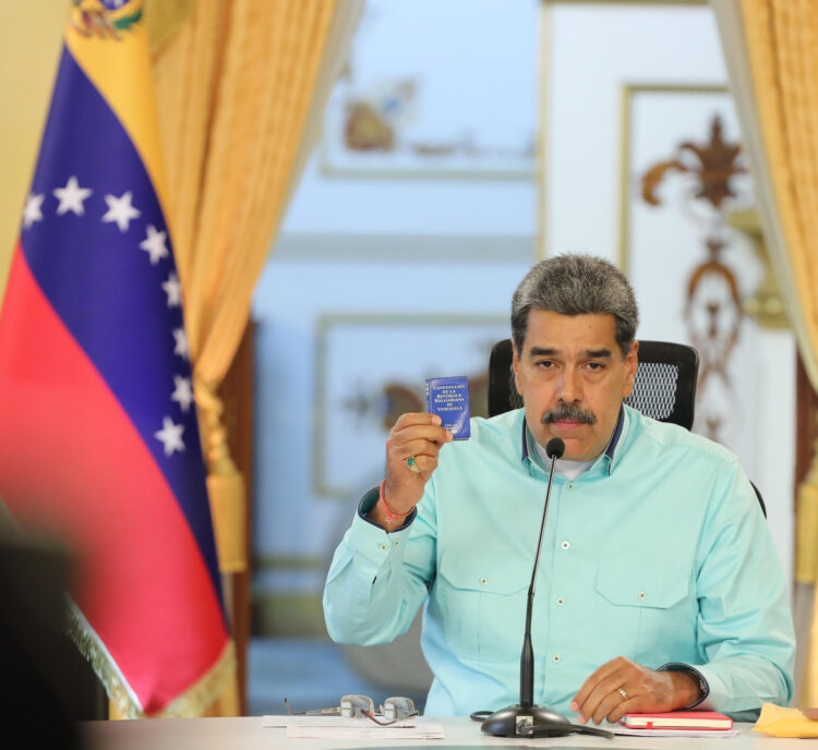 Fotografía cedida por Prensa del Palacio de Miraflores donde se observa a Nicolás Maduro hablando este lunes en una reunión con autoridades en Caracas (Venezuela). EFE/ PRENSA PALACIO DE MIRAFLORES/