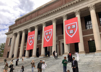 Trump evalúa retirar otros 3.000 millones de dólares en subvenciones a Harvard