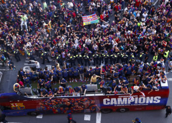 Barcelona se lanza a la calle para festejar el triplete del Barça