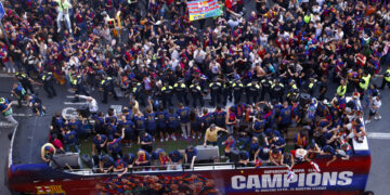 Barcelona se lanza a la calle para festejar el triplete del Barça