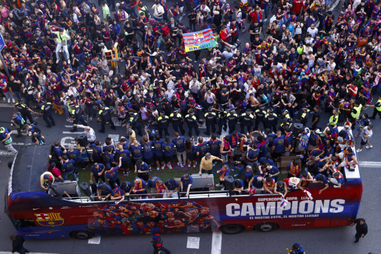 Los jugadores del Barcelona, durante la celebración de LaLiga. EFE/ Quique Garcia