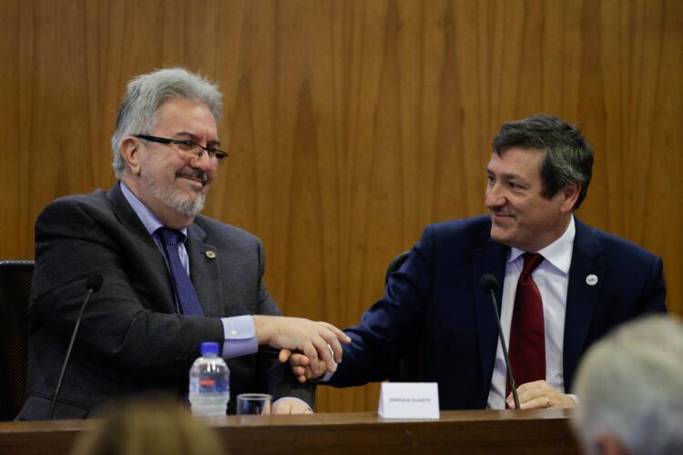 El presidente de la Unión Industrial Paraguaya, Enrique Duarte (i), saluda al secretario general adjunto de la Organización de Estados Iberoamericanos, Andrés Delich, durante la apertura del Foro Internacional Innovación e Inteligencia Artificial este martes, en Asunción (Paraguay). EFE/ Juan Pablo Pino